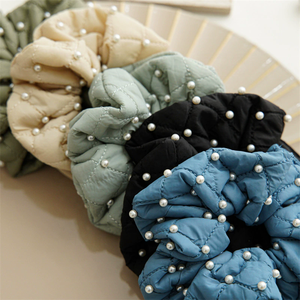 Elastici per capelli personalizzati di alta qualità con fascia per capelli di perle eleganti con Design in tessuto materiale per abbigliamento da ragazza e elastici in gomma - Product Image 4