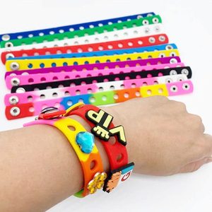 Bracelets en silicone réglables de <span class=keywords><strong>8</strong></span> pouces avec breloques en PVC amovibles, accessoires décoratifs colorés et mignons pour des fins promotionnelles - Product Image 5
