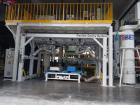 Découpeuses à jet d'eau de type portique fermé avec table de travail fixe, robot à montage supérieur/lateral 6 axes, pompe intensificatrice hydraulique haute pression