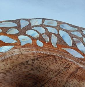 Élégant plateau de service en résine naturelle avec design rond élégant, idéal pour le thé, le café et le petit-déjeuner d'Inde. - Product Image 3