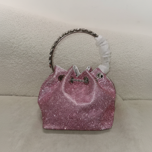 Bolso femenino pequeño y encantador en forma de corazón con detalles de diamantes, ideal para ocasiones formales y casuales. - Product Image 1