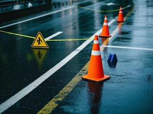 Cône de signalisation orange en PVC solide de 70cm de qualité supérieure pour un avertissement de trafic efficace - Product Image 4