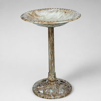 Bain d'oiseaux sur piédestal effet marbre, motif feuille de lys, en résine résistante aux intempéries, base ornée, décoration de jardin extérieur, solaire