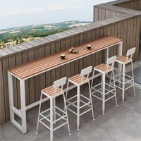 Table de jardin rectangulaire en bois avec plateau en bois et pieds en métal, idéale pour balcon, piscine, patio, salle à manger ou bar extérieur.