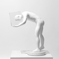 Statue de corps humain moderne et minimaliste avec couverture en acrylique
