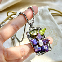 Collier artisanal en perles baroques d'eau douce avec pendentif rectangulaire vintage en acier titane hypoallergénique électroplaqué pour soirée