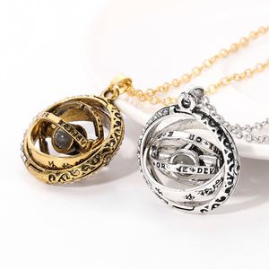 Collar con Esfera Astronómica y Anillo con la Frase 'Te Amo' en 100 Idiomas, Anillo Cósmico para Parejas - Product Image 3