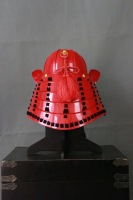 Casque de samouraï Kabuto finition rouge vif, anneau circulaire doré, crête avant, casque de guerrier en métal pour cosplay et exposition thématique