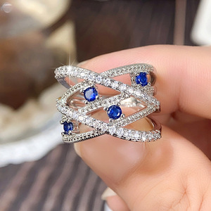 Anello con Zirconi Intrecciati per Donne, Elegante Gioiello Scintillante alla Moda - Product Image 4