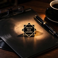 Logo personnalisé moderne en métal plaqué 2D/3D avec impression sérigraphique, épinglette en émail souple pour objets de collection d'art