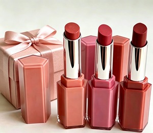 Le meilleur rouge à lèvres hydratant mat en velours de haute qualité de la marque de luxe, contenant des ingrédients minéraux. - Product Image 4