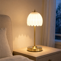 Lampe d'appoint décorative pour la maison avec abat-jour en verre cannelé, support doré, lumière douce et chaude, idéale pour la chambre, le salon, la table de chevet