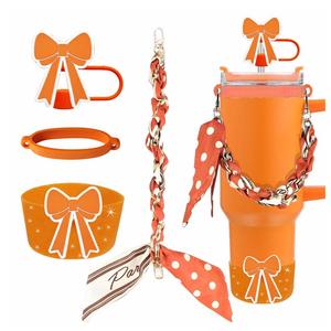 Juego de Accesorios para Vasos <span class=keywords><strong>Stanley</strong></span> de 20, 30 y 40 Onzas con Diseño de Lazo Incluye un adorno para popote, pañuelo de seda, cadena para asa, funda de silicona - Product Image 3