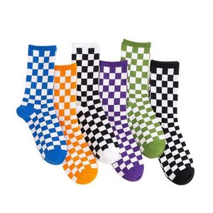 Chaussettes de sport en coton à carreaux multicolores pour femme, mi-mollet, imprimé quadrillé, vente en gros pour l'hiver - Product Image 1