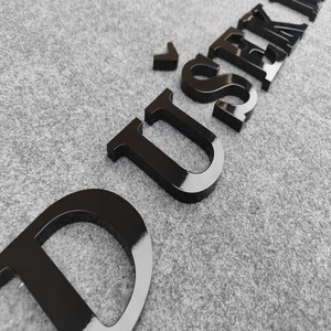 Insegna in Metallo Composito con Lettere 3D Personalizzate, Finitura Nera e Oro, Base in Acciaio Inox e Fronte in Acrilico - Product Image 5