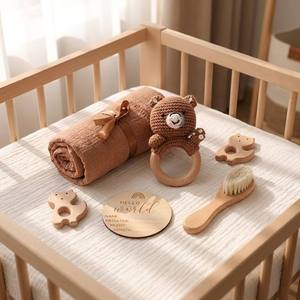 Ensemble cadeau pour nouveau-né Kaiyue : <span class=keywords><strong>Couverture</strong></span> d'emmaillotage en mousseline, hochet animal en crochet, anneau de dentition en bois, brosse, carte de développement – Nouveau coffret cadeau pour bébé - Product Image 3
