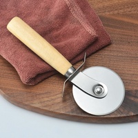Roulette à pizza et trancheuse avec design pliable, en acier inoxydable jetable, manche en bois et protection pour les doigts