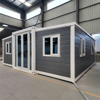 Maison modulaire préfabriquée moderne avec extérieur en bois, portes doubles en verre et fenêtres blanches