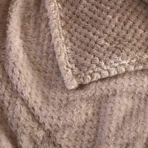 Manta de Franela de una Sola Capa de Gran Venta, Acogedora y Suave, de Color Sólido Liso, Texturizada para Viaje y Decoración del Hogar con Logo Personalizado - Product Image 4