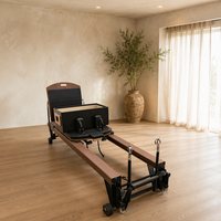 Lit de Pilates Reformer en aluminium peint par pulvérisation à effet bois de luxe, avec base en aluminium sur mesure, pour studio de Pilates commercial