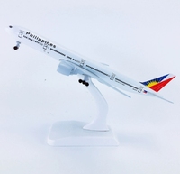 Plusieurs ornements décoratifs Boeing 777-300 (18cm 1/400) de vente à chaud