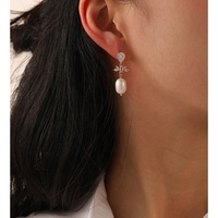 Anting Panjang Mutiara Air Tawar Alami Mewah Desain Bunga Zirkonia Berlapis Emas 18K Pengait Kuningan Hipoalergenik untuk Wanita