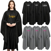 Capes de coiffure personnalisées avec logo du fabricant, en polyester imperméable, avec trous pour les bras, pour barbier et salon de beauté, gris, avec trous de coupe
