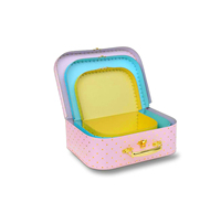 Vente en gros de boîte-cadeau pour bébé personnalisée faite à la main valise jouet décorative en papier kraft avec poignée de protection pour jouets laminage mat
