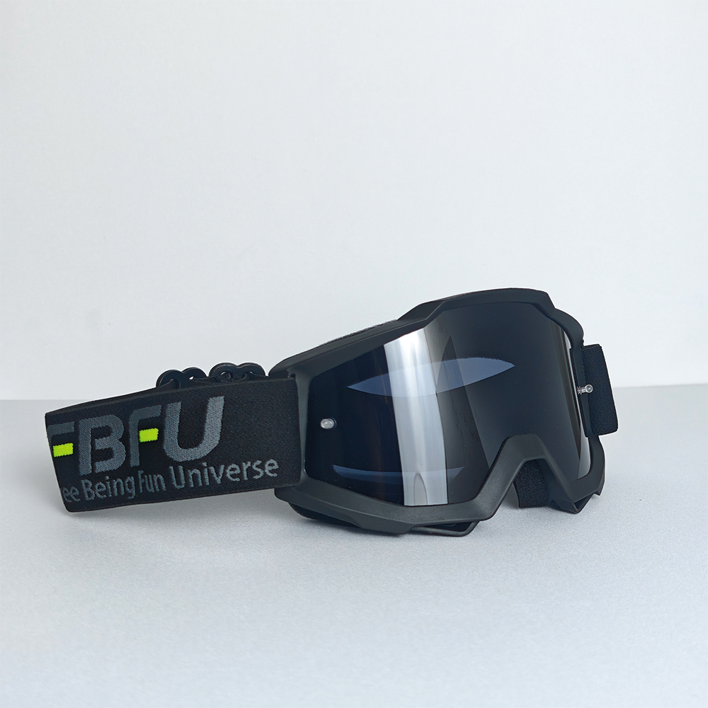 Lunettes noires à monture noire