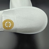 Pantoufles d'hôtel personnalisées de haute qualité Broderie en velours blanc Logo doré Pantoufles d'hôtel jetables antidérapantes