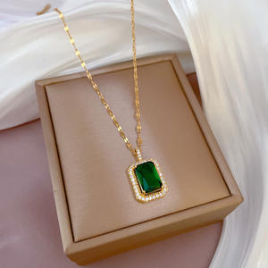 Collar con colgante verde esmeralda cuadrado geométrico de alta calidad, Joyería de diamantes de acero de titanio chapado en oro para mujer - Product Image 2