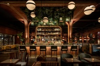Comptoir de bar moderne et esthétique avec dessus en bois et éclairage LED pour restaurant musical, boîte de nuit, bar à vin