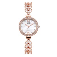 Montre-bracelet sirène de luxe léger en quartz avec cadran en nacre incrusté de strass