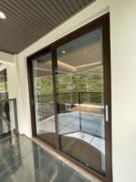 Porte coulissante moderne insonorisée et isolante en aluminium avec double vitrage trempé, étanche, pour villa, usage intérieur/extérieur dans le jardin