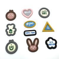 Étiquettes de vêtements personnalisées en PVC souple, patch cousu, logo en caoutchouc 3D en relief, étiquettes de marque personnalisées, gravure imprimée en rouleau, vêtement