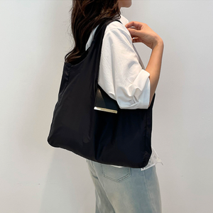 Bolso de hombro plegable de nailon para mujer, tipo tote grande, ecológico, con accesorios colgantes, venta al por mayor - Product Image 4