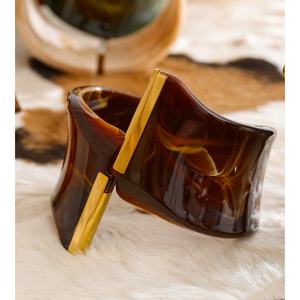 XY 2329 Geringe Mindestbestellmenge Schickes, Breites Armband aus Acrylharz in Gedrehtem Design, 18 Karat Vergoldeter Edelstahl-Armreif für Festlichen Schmuck - Product Image 4