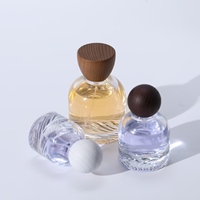 Flacon de parfum en verre transparent de haute qualité avec bouchon en bois de type serti, logo personnalisé privé, nouveau design, fond ondulé, 30 ml, 50 ml, 100 ml