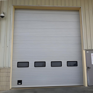 Porte sectionnelle industrielle électrique à isolation thermique, levage vertical avec petite porte de passage pour les opérations en <span class=keywords><strong>baie</strong></span> de chargement - Product Image 1
