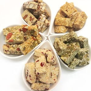 Graines de citrouille rôties appétissantes et croquantes aux noix de raisins secs, aliments mous végétaliens verts sains emballés en vrac - Product Image 6