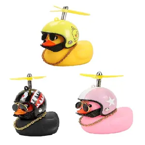 Pato quebrado de bicicleta com capacete, pato pequeno amarelo preto rosa com pato de moto e capacete para carro