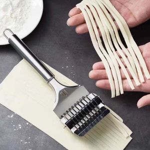 Cortador de fideos manual de acero inoxidable para uso doméstico en la cocina con ajustes de ancho regulables - Product Image 1