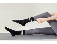 Chaussettes de yoga pour femmes à bout ouvert, rayées, tricotées, avec semelle en tissu éponge et grip antidérapant en silicone, pour Pilates, danse et fitness, vente en gros OEM
