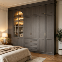 Armoire de chambre moderne personnalisée en MDF, finition chêne clair thermoformé, porte vitrée cintrée, éclairage LED, poignées en laiton, OEM ODM