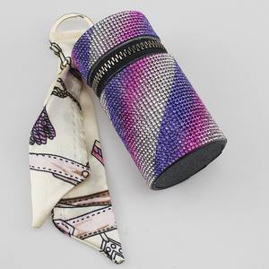 Vente flash d'été : Porte-monnaie à clés en forme de rouge à lèvres diamanté de luxe pour femmes, un sac seau simple et élégant pour Airpods, en cuir de qualité supérieure - Product Image 3