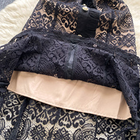 Robe élégante noire en dentelle pour femmes, coupe trapèze, décontractée, manches courtes, col Peter Pan, boutons décoratifs, longueur midi, pour tous les jours et les soirées