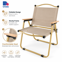 Chaise d'extérieur robuste Kermit, chaise de camping pliable avec accoudoirs en bois, structure métallique stable pour les aventures en plein air