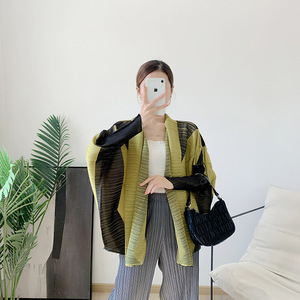 แจ็คเก็ตบอมเบอร์ทรงลำลอง รุ่นใหม่ประจำปี 2026 สำหรับฤดูใบไม้ร่วง ดีไซน์หรูหรา จับจีบเก๋ไก๋ สีกรมท่า เนื้อผ้ามีเท็กซ์เจอร์ แขนเสื้อทรงไม่สมมาตร  ผลิตจากโพลีเอสเตอร์ 100% - Product Image 6