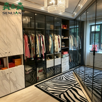 Dressing moderne en forme de L avec cadre en aluminium, portes en verre et système d'éclairage LED intelligent intégré