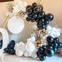 Ensemble de guirlandes de ballons noirs et blancs pour fête d'anniversaire avec arche et arrangement mural pour décorations festives